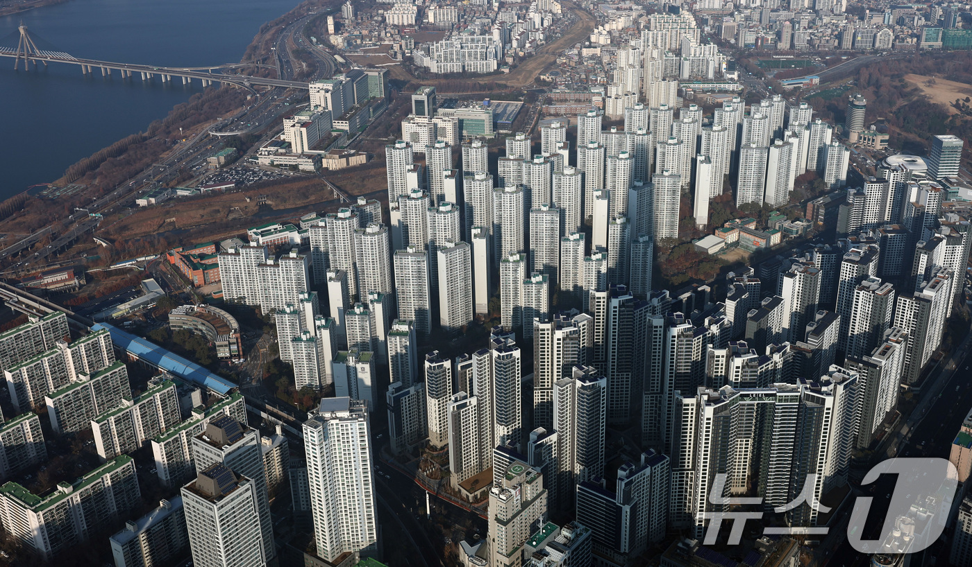 (서울=뉴스1) 구윤성 기자 = 정부가 잇달아 수요 억제와 공급 대책을 내놨지만, 서울 아파트값과 전세가격은 오히려 상승폭을 확대하며 강세를 지속하고 있다. 강남3구와 한강벨트 핵 …