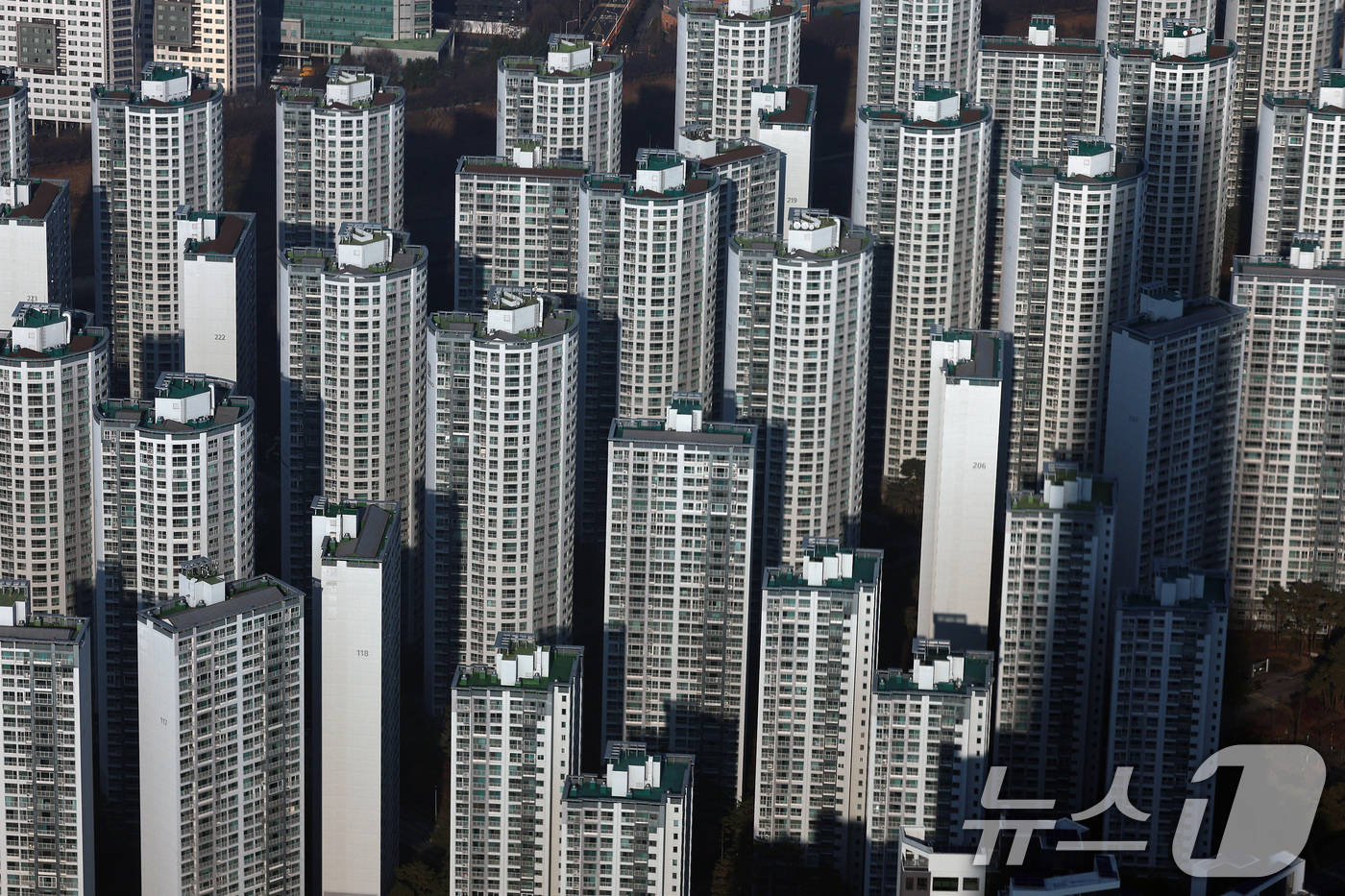 (서울=뉴스1) 구윤성 기자 = 정부가 잇달아 수요 억제와 공급 대책을 내놨지만, 서울 아파트값과 전세가격은 오히려 상승폭을 확대하며 강세를 지속하고 있다. 강남3구와 한강벨트 핵 …