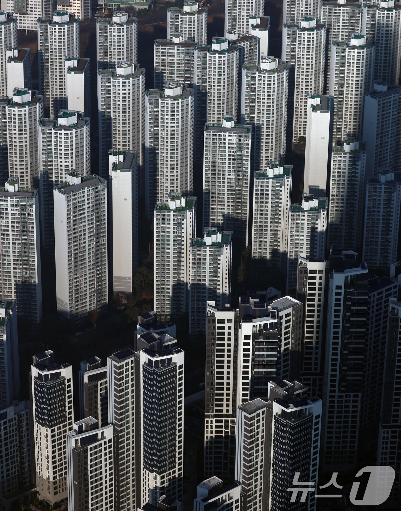 (서울=뉴스1) 구윤성 기자 = 정부가 잇달아 수요 억제와 공급 대책을 내놨지만, 서울 아파트값과 전세가격은 오히려 상승폭을 확대하며 강세를 지속하고 있다. 강남3구와 한강벨트 핵 …