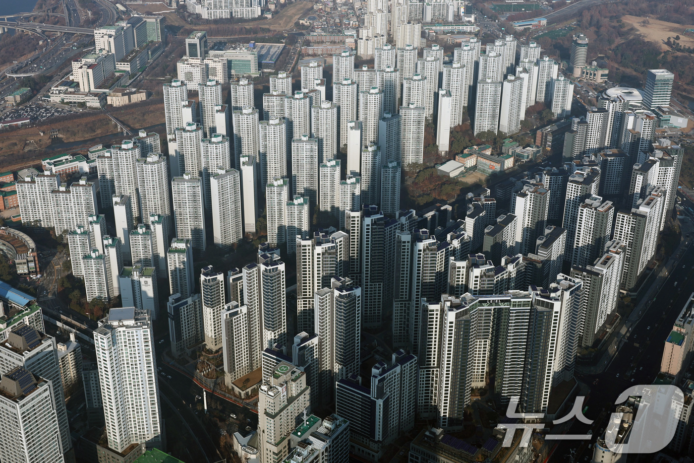 (서울=뉴스1) 구윤성 기자 = 정부가 잇달아 수요 억제와 공급 대책을 내놨지만, 서울 아파트값과 전세가격은 오히려 상승폭을 확대하며 강세를 지속하고 있다. 강남3구와 한강벨트 핵 …