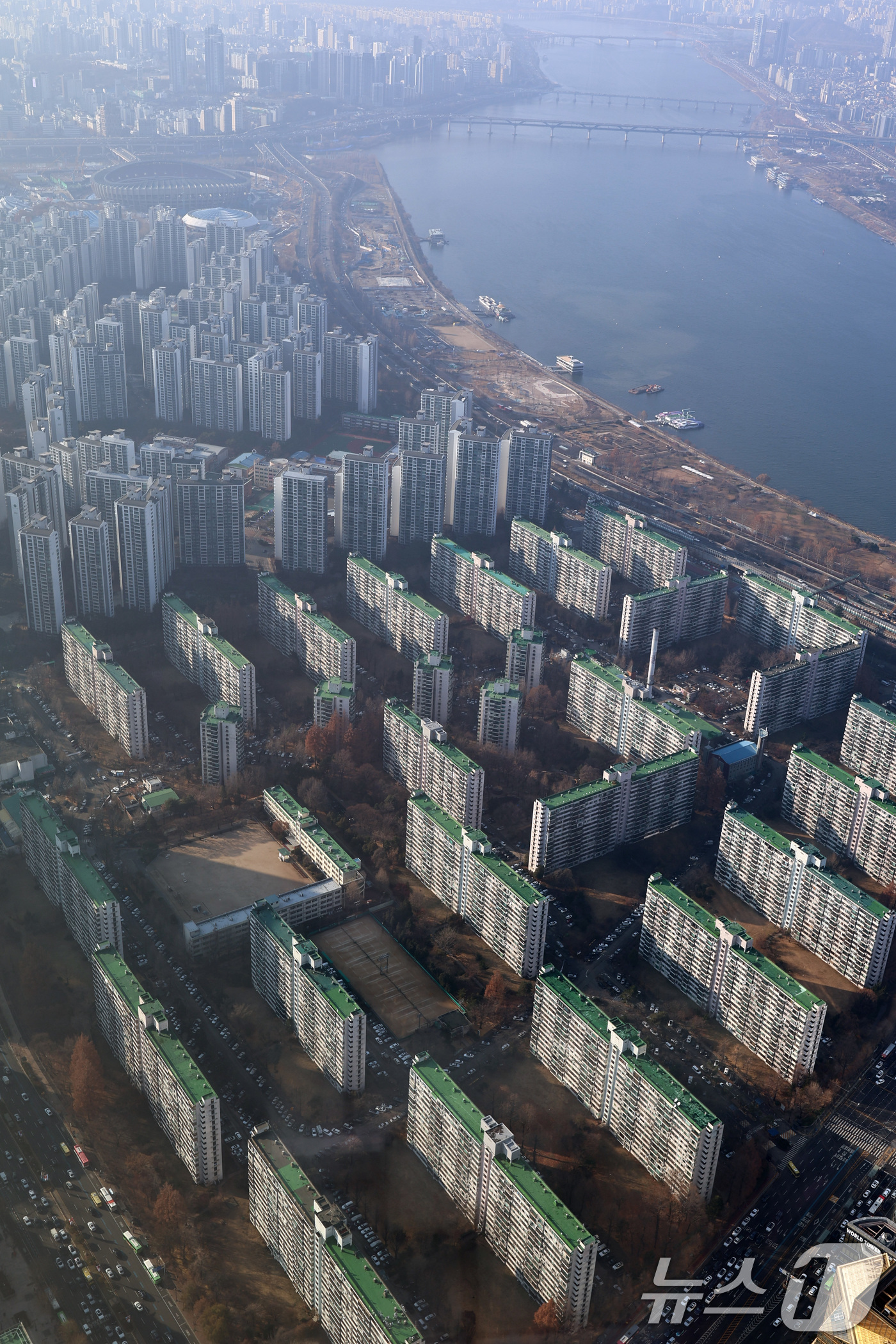 (서울=뉴스1) 구윤성 기자 = 정부가 잇달아 수요 억제와 공급 대책을 내놨지만, 서울 아파트값과 전세가격은 오히려 상승폭을 확대하며 강세를 지속하고 있다. 강남3구와 한강벨트 핵 …