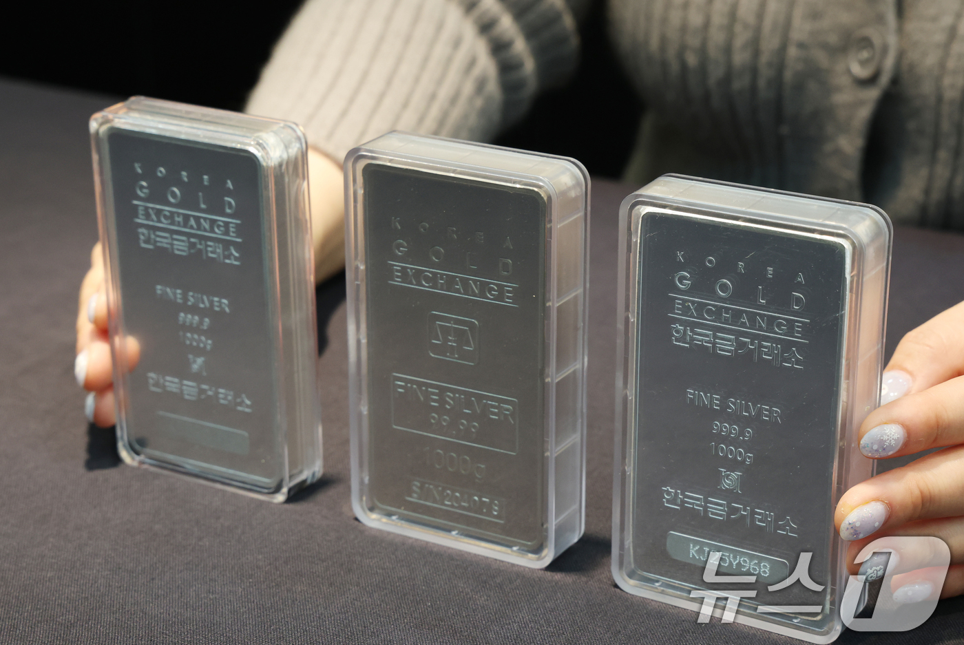(수원=뉴스1) 김영운 기자 = 은 가격이 역사적인 랠리 속에서 사상 처음으로 온스당 60달러를 돌파한 가운데 11일 경기 수원시 장안구 한국금거래소 골드쉘 수원장안점에서 직원이 …