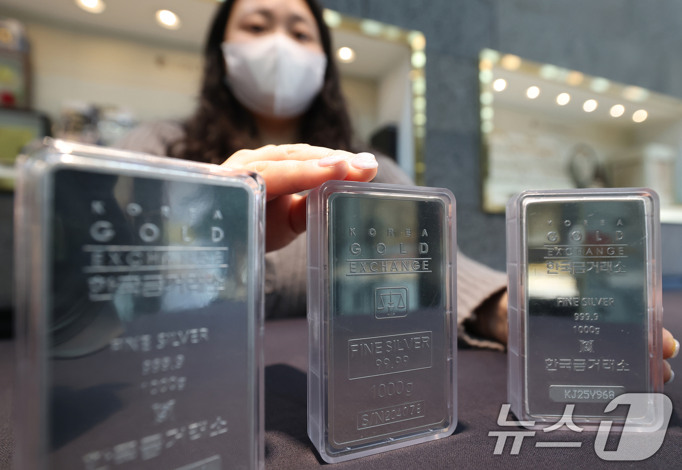 (수원=뉴스1) 김영운 기자 = 은 가격이 역사적인 랠리 속에서 사상 처음으로 온스당 60달러를 돌파한 가운데 11일 경기 수원시 장안구 한국금거래소 골드쉘 수원장안점에서 직원이 …