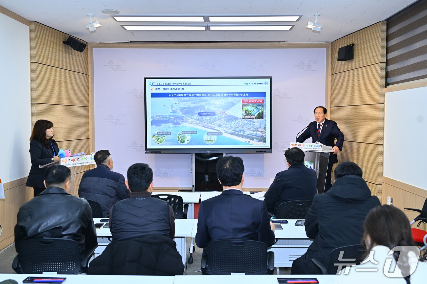 본문 이미지 - 이병선 강원 속초시장이 11일 오후 시청 브리핑룸에서 기자회견을 열고 최근 환경청으로부터 최종 승인을 받은 하수도정비기본계획 부분변경 관련 설명을 하고 있다.&#40;속초시 제공, 재판매 및 DB 금지&#41; 2025.12.11/뉴스1