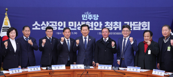 기념 촬영하는 정청래 대표