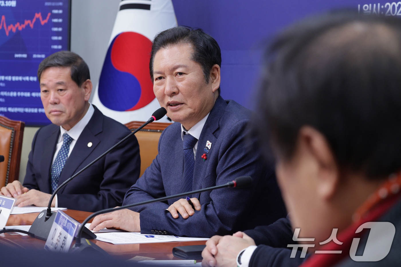 (서울=뉴스1) 신웅수 기자 = 정청래 더불어민주당 대표가 11일 서울 여의도 국회에서 열린 소상공인 민생현안 청취 간담회에서 참석자들과 기념 촬영을 하고 있다. 2025.12.1 …