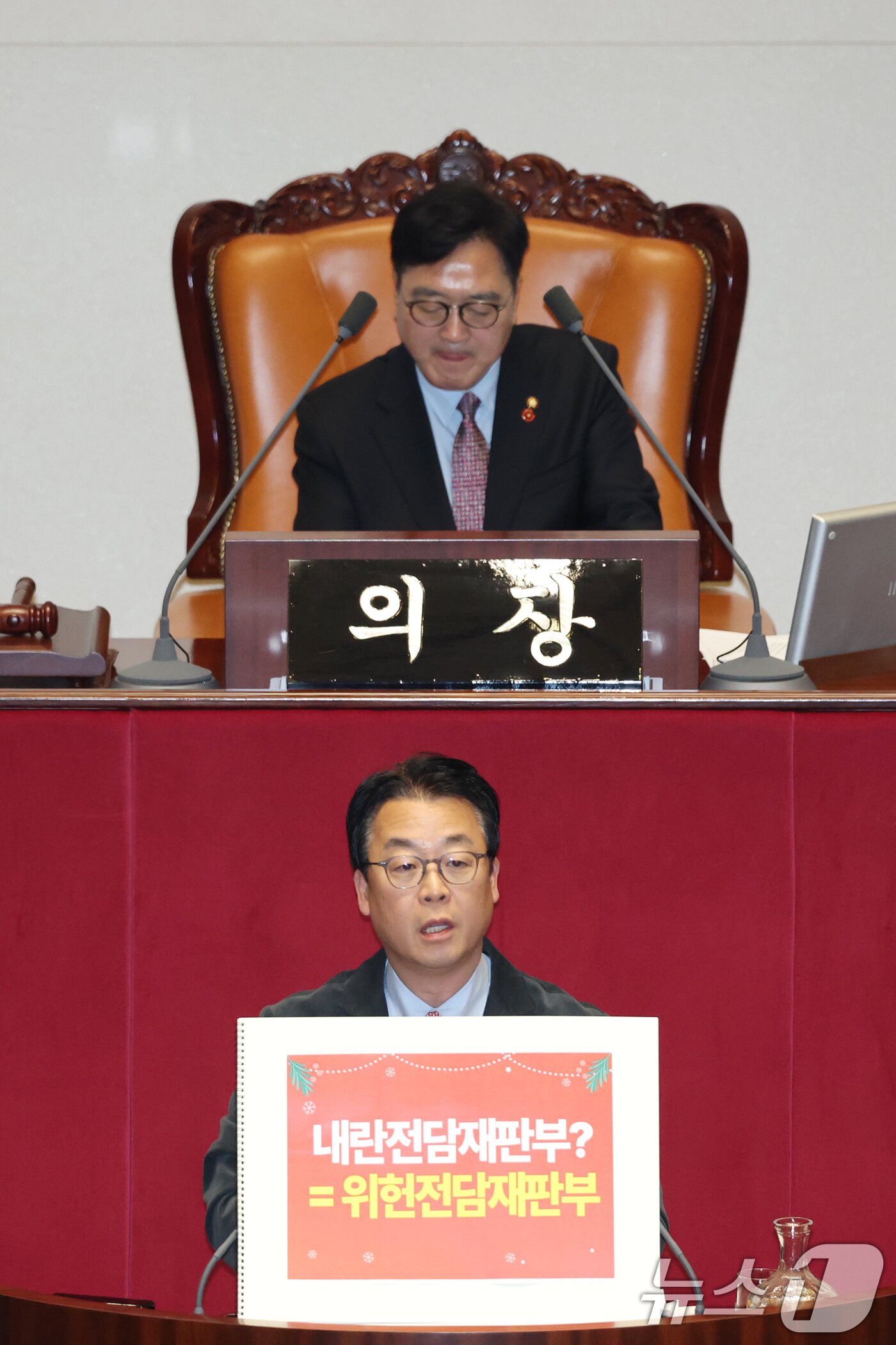 본문 이미지 - 곽규택 국민의힘 의원이 11일 서울 여의도 국회에서 열린 제430회국회&#40;임시회&#41; 1차 본회의에서 형사소송법 일부개정법률안&#40;대안&#41;에 대한 무제한 토론&#40;필리버스터&#41;을 하고 있다. 2025.12.11/뉴스1 ⓒ News1 이승배 기자