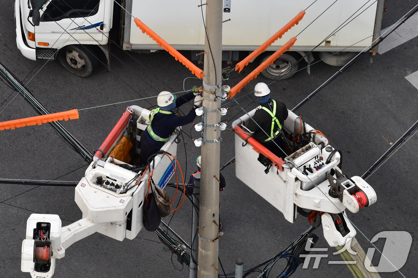 (포항=뉴스1) 최창호 기자 = 11일 오후 경북 포항시 북구 장성동 앞 아파트 밀집 지역에서 전기선로 공사가 진행되고 있다. 2025.12.11/뉴스1