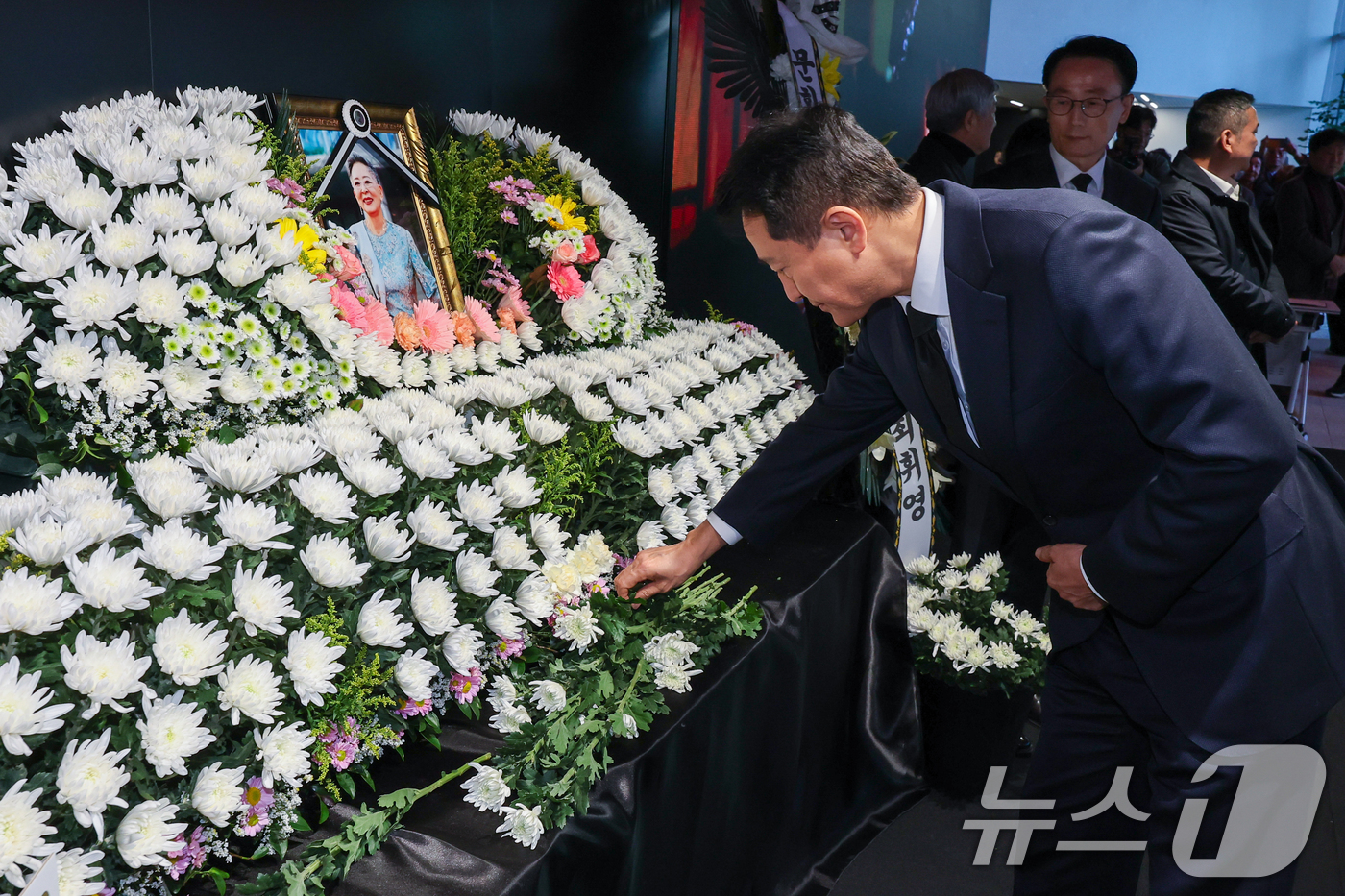 (서울=뉴스1) 안은나 기자 = 오세훈 서울시장이 11일 오후 서울 중구 충무로 서울영화센터에 마련된 원로배우 고(故) 김지미(본명 김명자) 추모 공간을 찾아 조문을 하고 있다. …