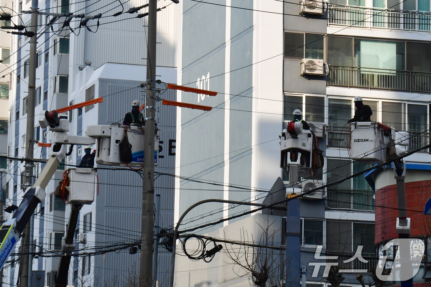 (포항=뉴스1) 최창호 기자 = 11일 오후 경북 포항시 북구 장성동 앞 아파트 밀집 지역에서 전기선로 공사가 진행되고 있다. 2025.12.11/뉴스1