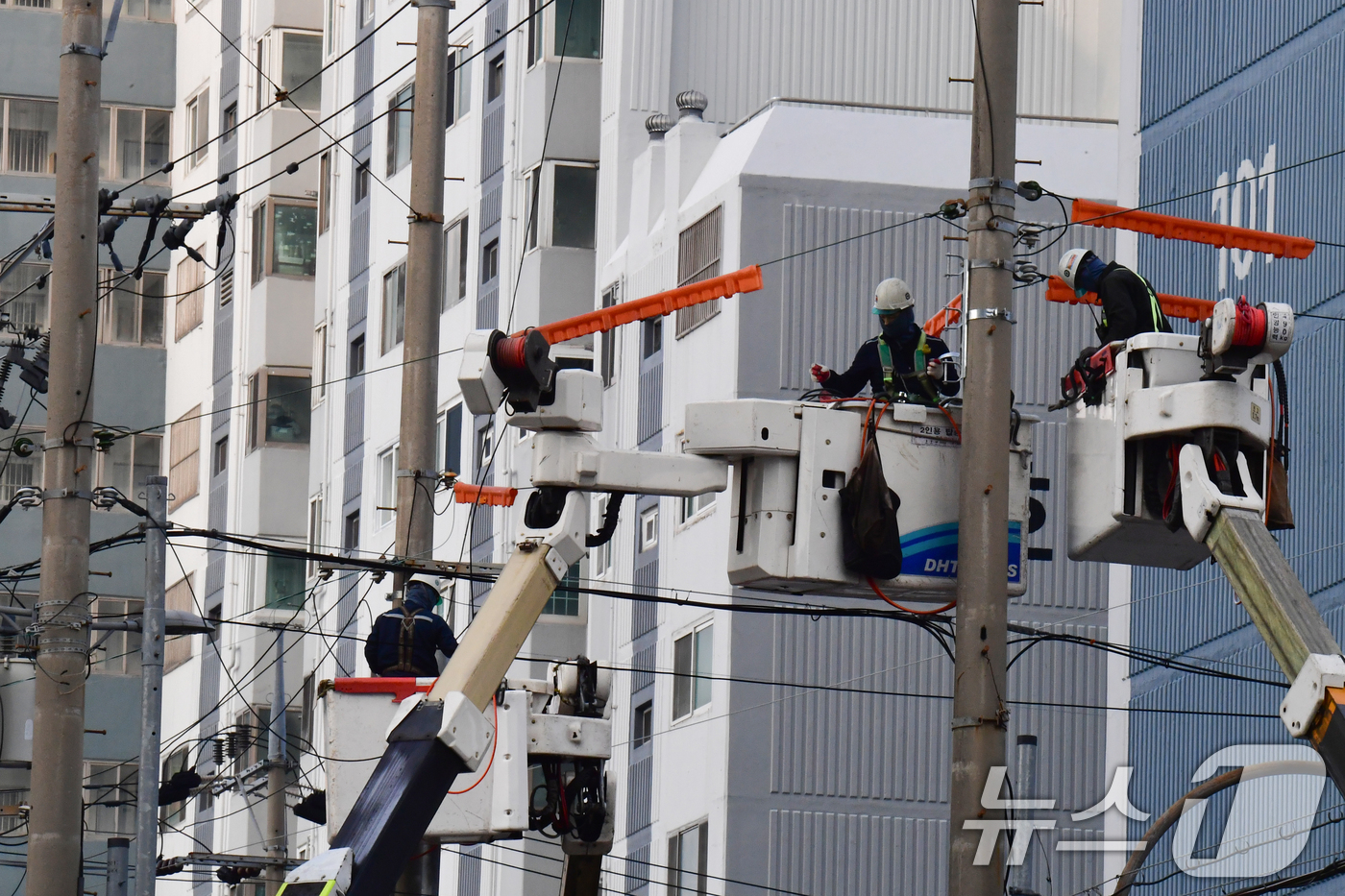 (포항=뉴스1) 최창호 기자 = 11일 오후 경북 포항시 북구 장성동 앞 아파트 밀집 지역에서 전기선로 공사가 진행되고 있다. 2025.12.11/뉴스1