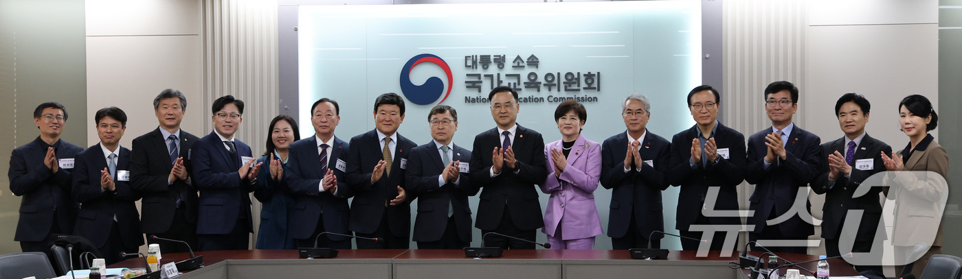 (서울=뉴스1) 임세영 기자 = 차정인 국가교육위원장 및 시도교육감들이 11일 서울 종로구 정부서울청사에서 열린 시·도교육감 간담회에서 기념촬영을 하고 있다. 2025.12.11/ …
