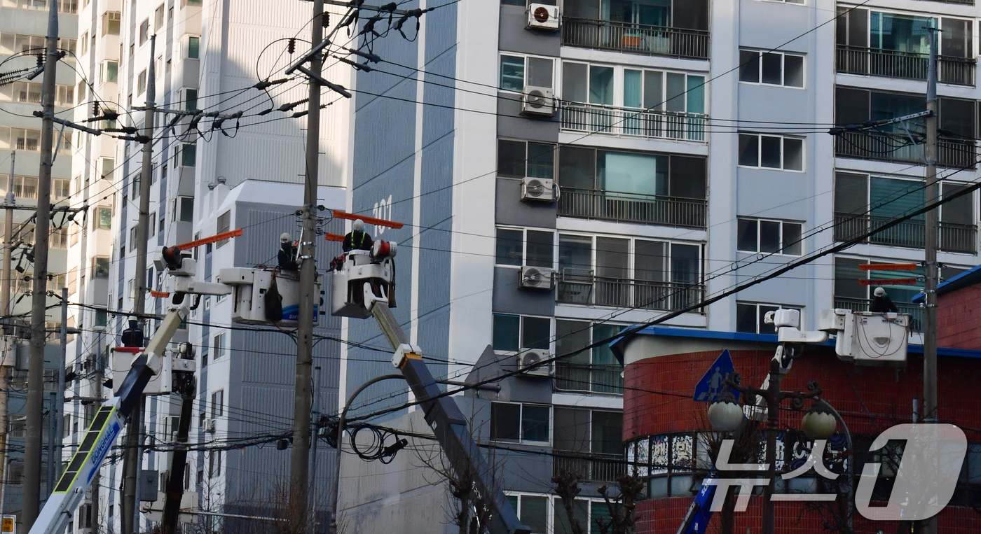 (포항=뉴스1) 최창호 기자 = 11일 오후 경북 포항시 북구 장성동 아파트 밀집 지역에서 전기선로 공사가 진행되고 있다. 2025.12.11/뉴스1