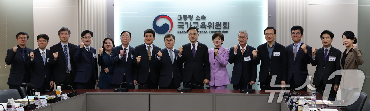 (서울=뉴스1) 임세영 기자 = 차정인 국가교육위원장 및 시도교육감들이 11일 서울 종로구 정부서울청사에서 열린 시·도교육감 간담회에서 기념촬영을 하고 있다. 2025.12.11/ …