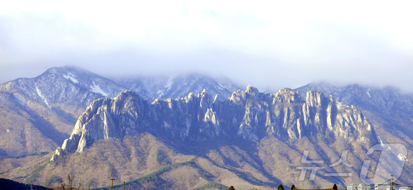 (속초=뉴스1) 윤왕근 기자 = 11일 오전 속초시내에서 바라본 설악산 능선에 밤새 내린 눈이 쌓여 있다.(속초시 제공 재판매 및 DB 금지) 2025.12.11/뉴스1