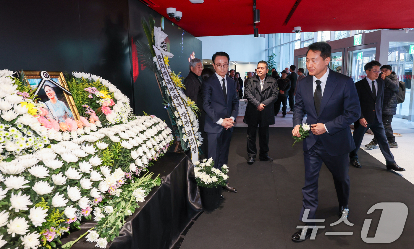 (서울=뉴스1) 안은나 기자 = 오세훈 서울시장이 11일 오후 서울 중구 충무로 서울영화센터에 마련된 원로 배우 고(故) 김지미(본명 김명자) 추모 공간을 찾아 조문을 하고 있다. …
