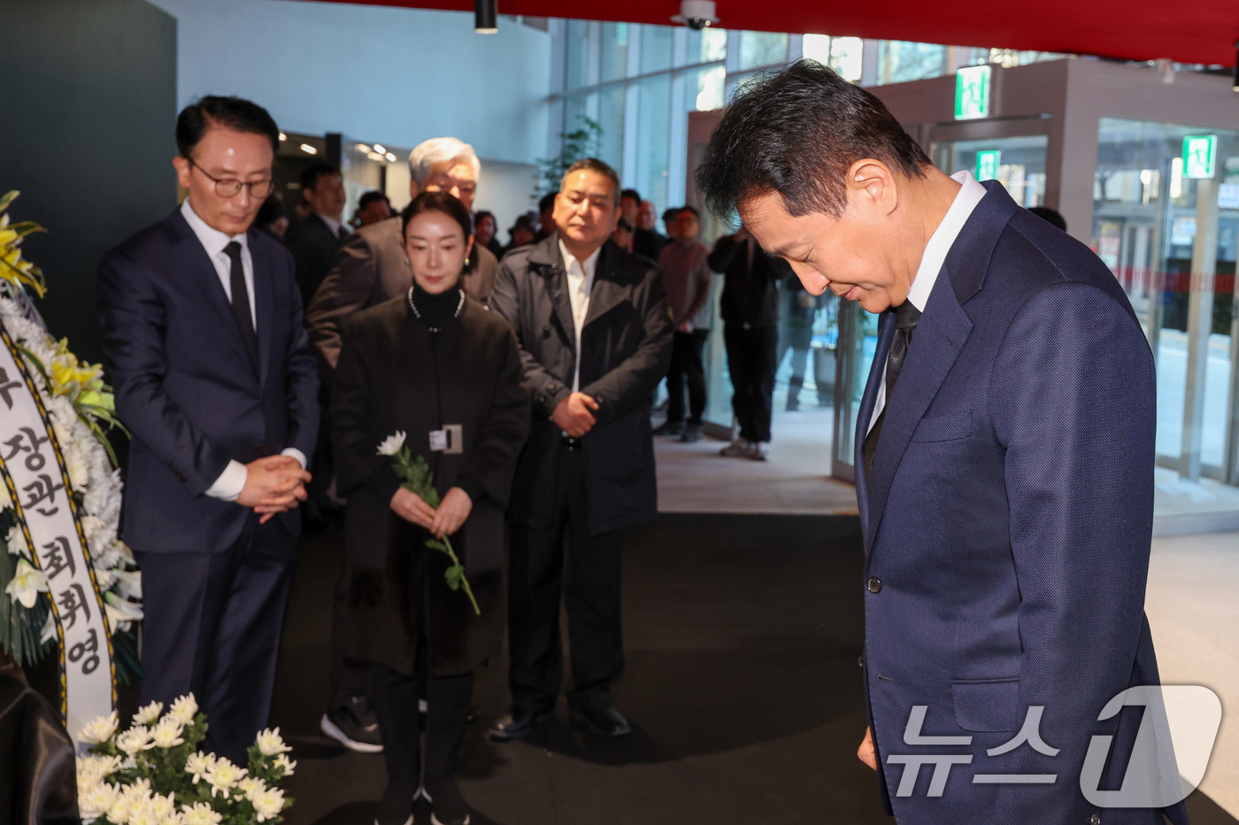 (서울=뉴스1) 안은나 기자 = 오세훈 서울시장이 11일 오후 서울 중구 충무로 서울영화센터에 마련된 원로배우 고(故) 김지미(본명 김명자) 추모 공간을 찾아 조문을 하고 있다. …