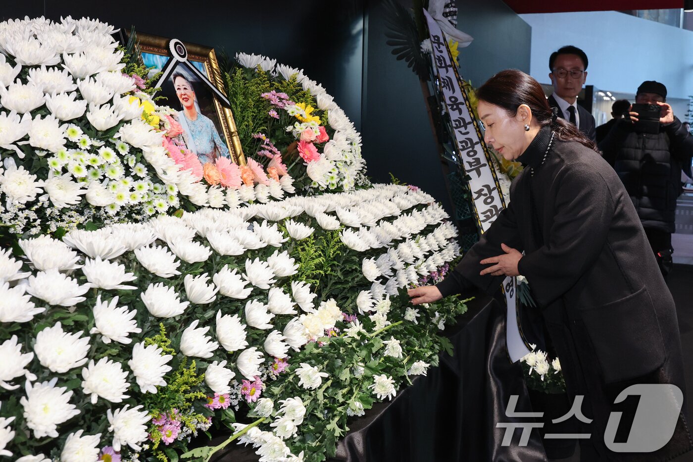 본문 이미지 - 배우 김보연이 11일 오후 서울 중구 충무로 서울영화센터에 마련된 원로 배우 고&#40;故&#41; 김지미&#40;본명 김명자&#41; 추모 공간을 찾아 조문을 하고 있다. 2025.12.11/뉴스1 ⓒ News1 안은나 기자