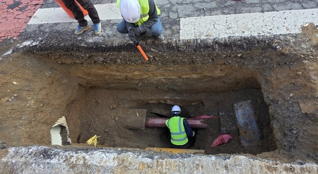 아산 배방읍 도로서 싱크홀…노후 우수관 파손