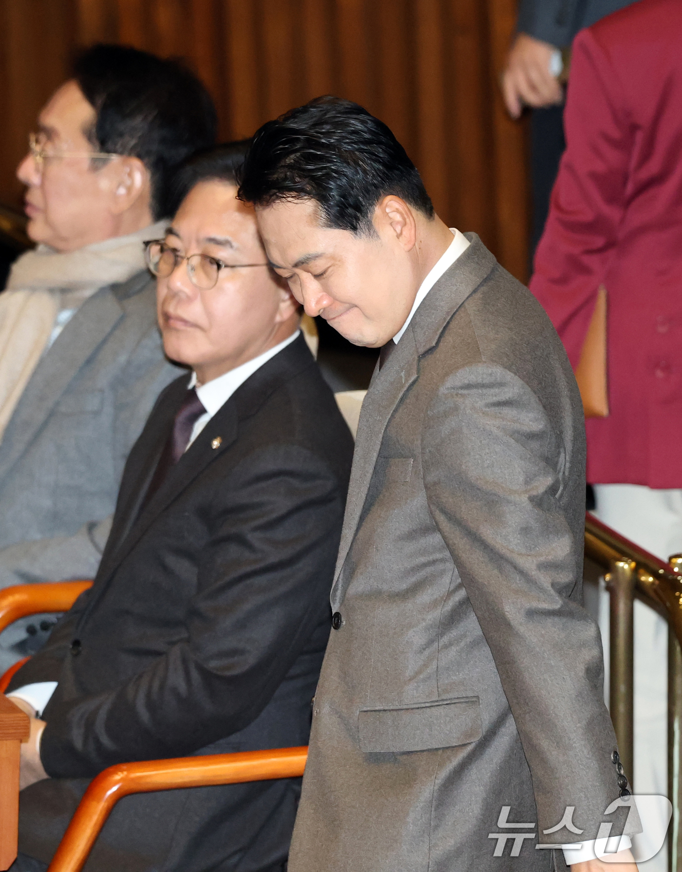 (서울=뉴스1) 이승배 기자 = 11일 서울 여의도 국회에서 열린 제430회국회(임시회) 1차 본회의에서 장동혁 국민의힘 대표가 자리로 향하고 있다. 2025.12.11/뉴스1