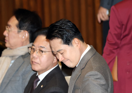 자리로 향하는 장동혁 대표