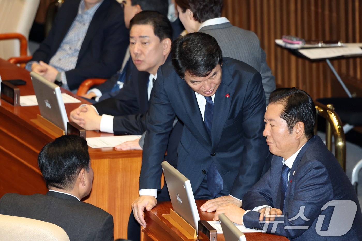(서울=뉴스1) 이승배 기자 = 11일 서울 여의도 국회에서 열린 제430회국회(임시회) 1차 본회의에서 정청래 더불어민주당 대표가 문진석 원내수석 등과 대화하고 있다. 2025. …