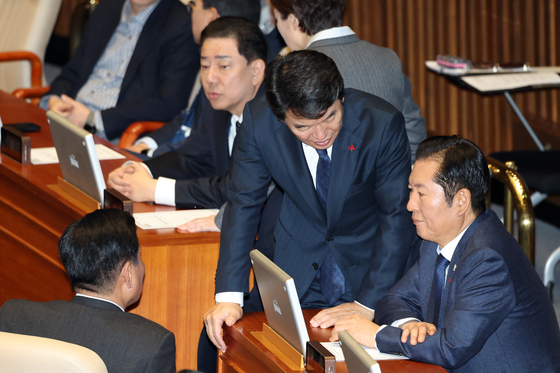 본회의장에서 대화 나누는 민주당