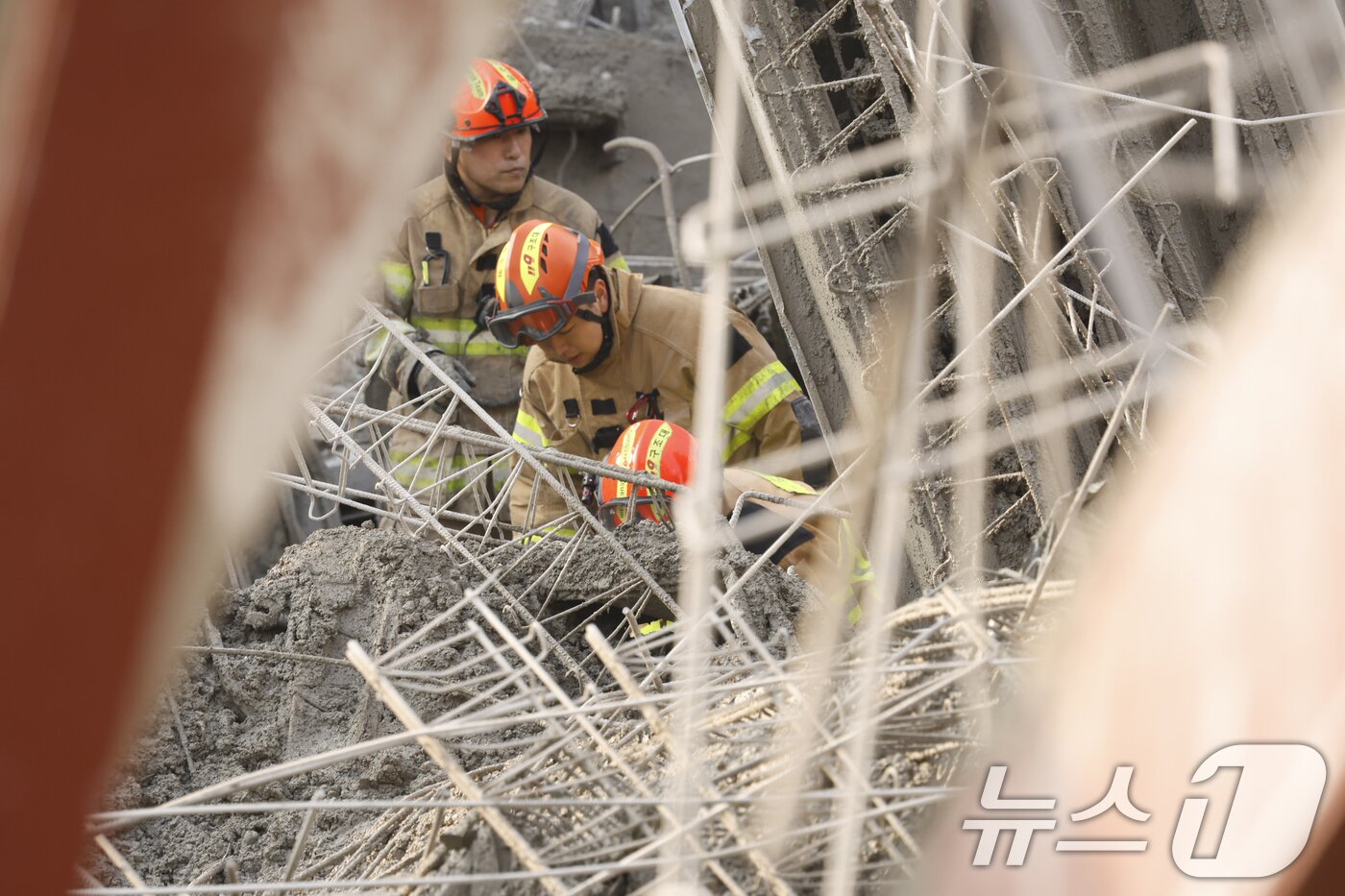 본문 이미지 - 11일 오후 1시 58분쯤 광주 서구 치평동&#40;상무지구&#41;의 광주대표도서관 공사 현장에서 레미콘 타설 중 붕괴 사고가 발생해 4명이 매몰, 소방당국이 구조작업을 하고 있다. 2025.12.11/뉴스1 ⓒ News1 김태성 기자