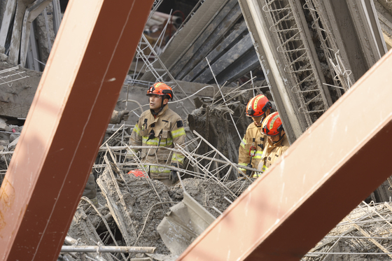 "매몰자만 생각…" 추위 등 악조건 속 수색·구조 나선 소방대원들