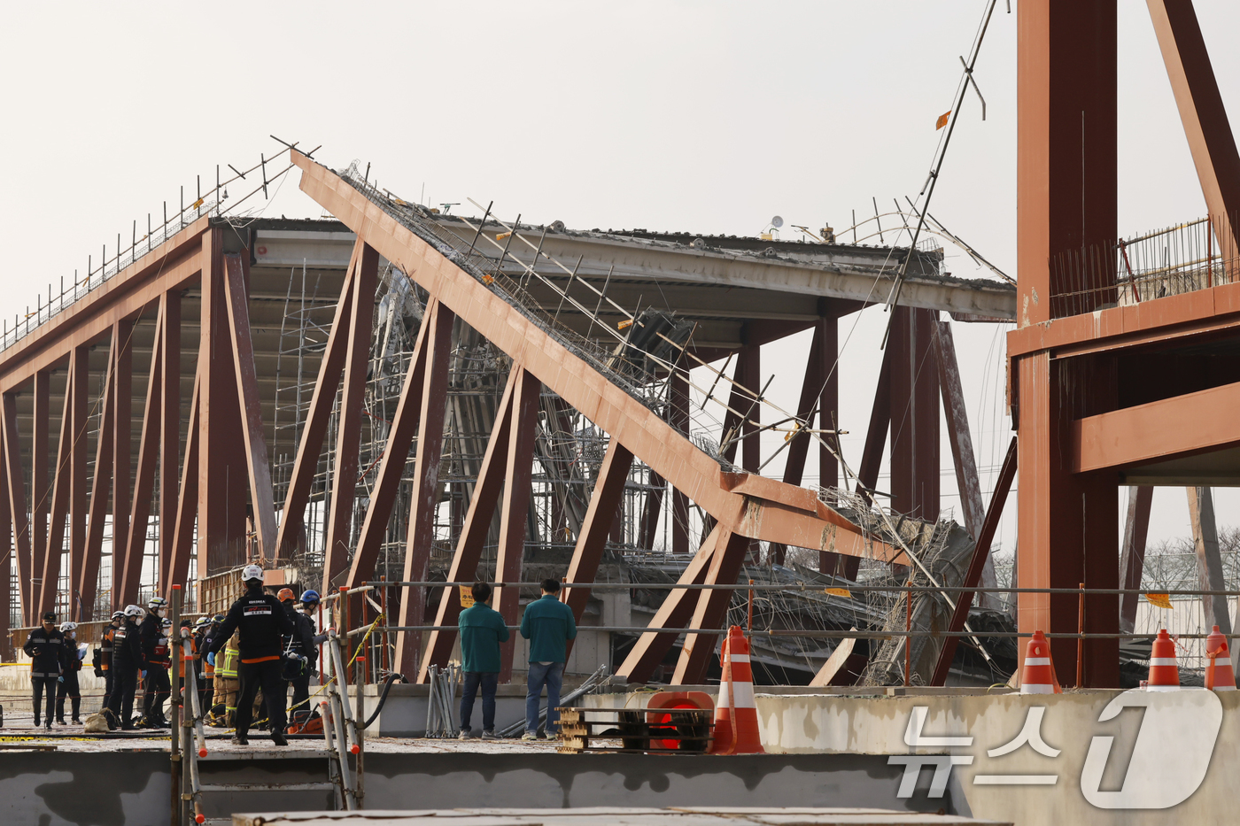 (광주=뉴스1) 김태성 기자 = 11일 오후 1시 58분쯤 광주 서구 치평동(상무지구) 광주대표도서관 공사 현장에서 레미콘 타설 중 붕괴 사고가 발생해 4명이 매몰, 소방당국이 구 …