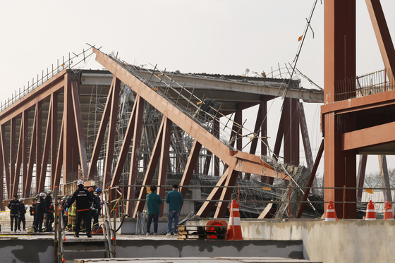 무너진 도서관 공사현장