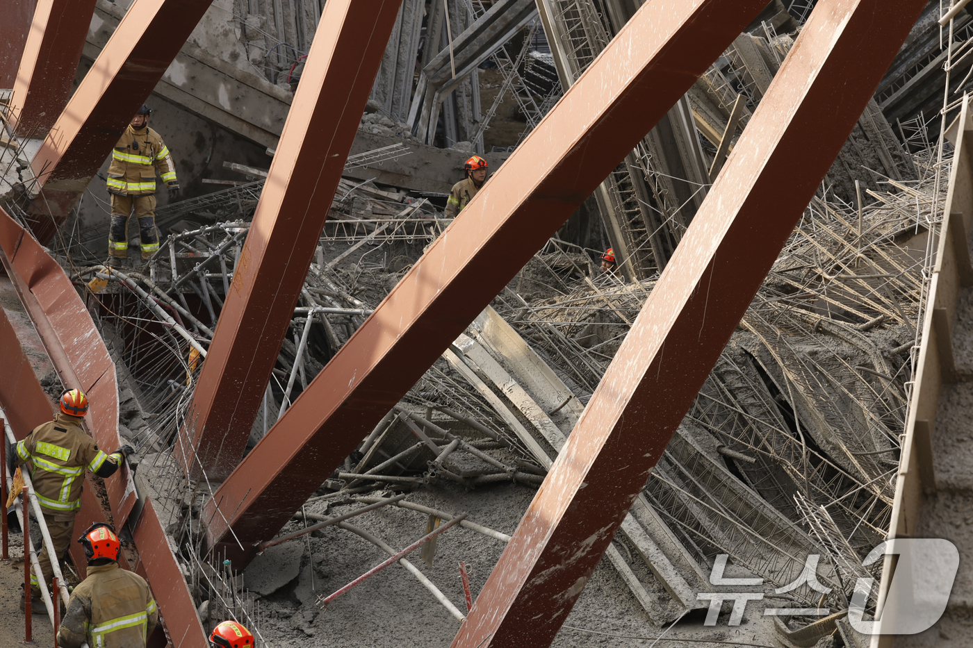 (광주=뉴스1) 김태성 기자 = 11일 오후 1시 58분쯤 광주 서구 치평동(상무지구)의 광주대표도서관 공사 현장에서 레미콘 타설 중 붕괴 사고가 발생해 4명이 매몰, 소방당국이 …