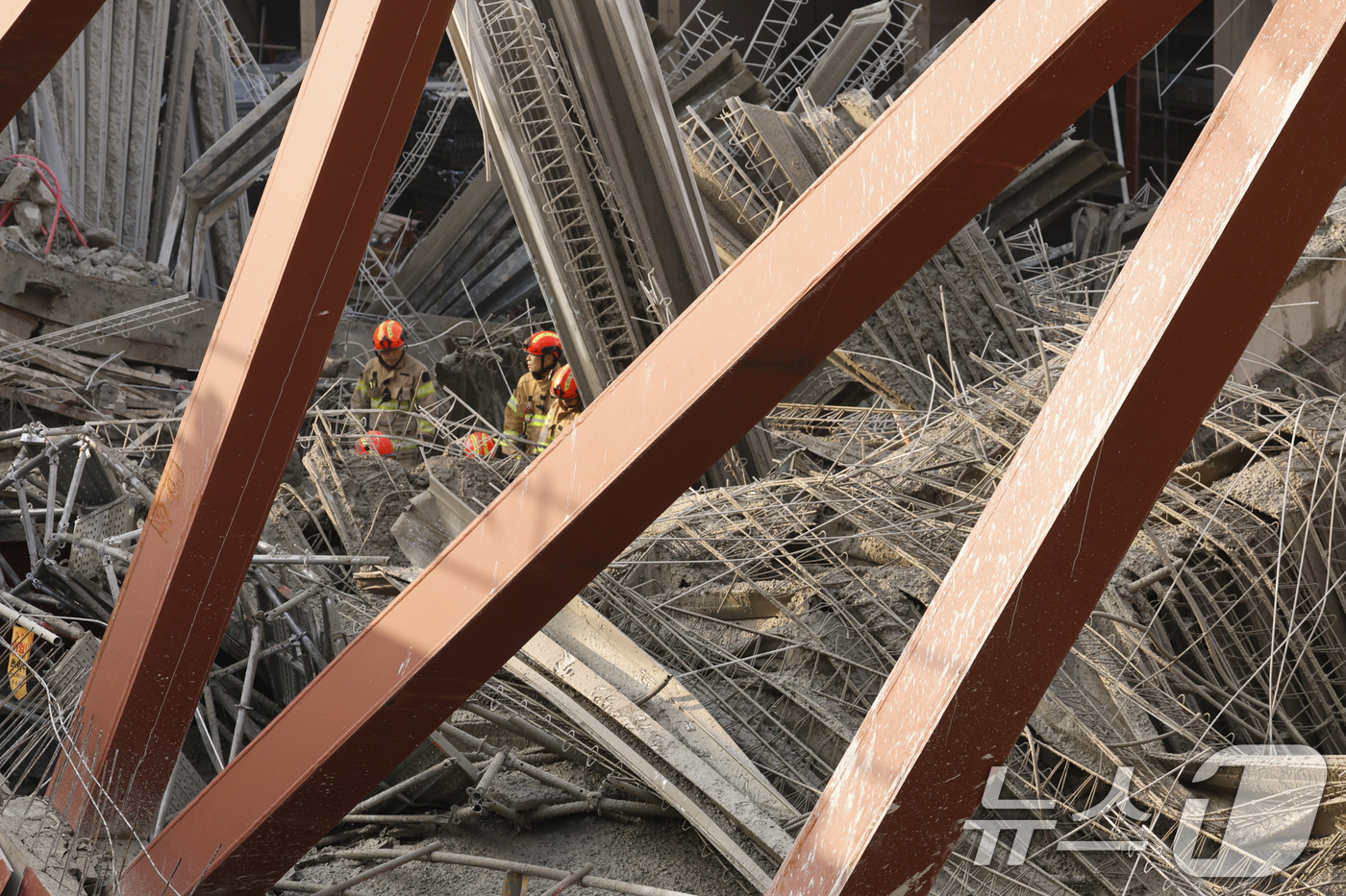 (광주=뉴스1) 김태성 기자 = 11일 오후 1시 58분쯤 광주 서구 치평동(상무지구)의 광주대표도서관 공사 현장에서 레미콘 타설 중 붕괴 사고가 발생해 4명이 매몰, 소방당국이 …