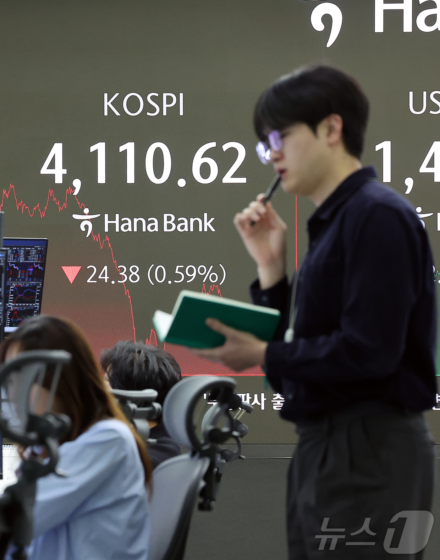 (서울=뉴스1) 김진환 기자 = 11일 오후 서울 중구 하나은행 딜링룸 전광판에 코스피 지수가 전 거래일 대비 24.38포인트(0.59%) 내린 4110.62를 나타내고 있다. 2 …