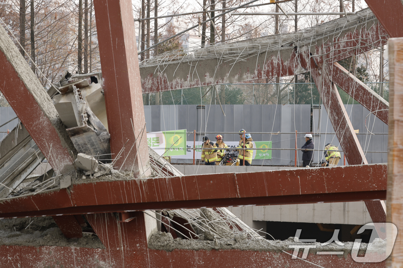 (광주=뉴스1) 김태성 기자 = 11일 오후 1시 58분쯤 광주 서구 치평동(상무지구)의 광주대표도서관 공사 현장에서 레미콘 타설 중 붕괴 사고가 발생해 4명이 매몰, 소방당국이 …