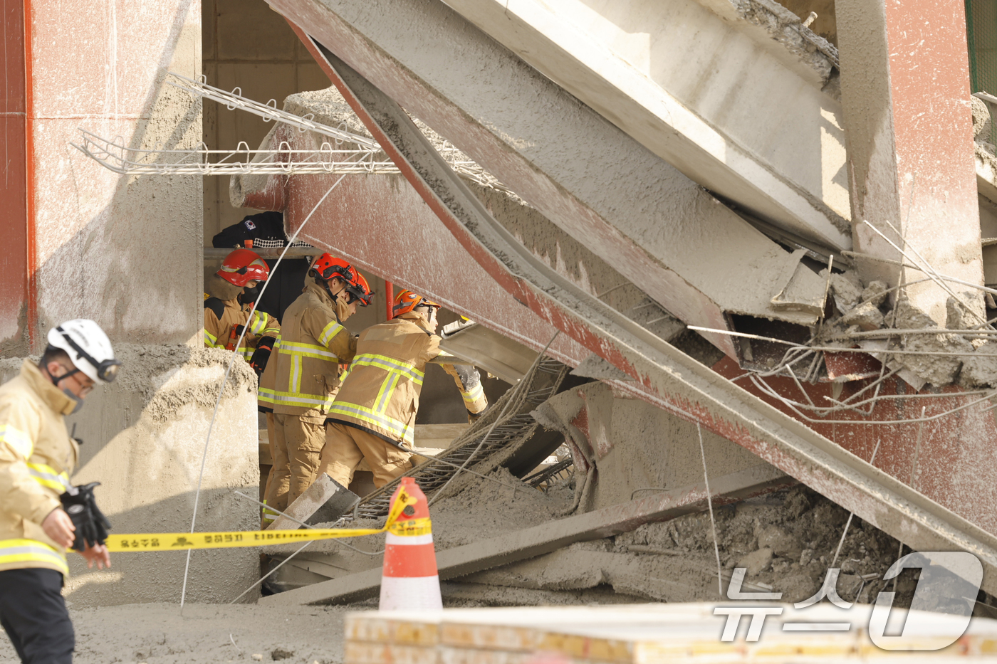 (광주=뉴스1) 김태성 기자 = 11일 오후 1시 58분쯤 광주 서구 치평동(상무지구)의 광주대표도서관 공사 현장에서 레미콘 타설 중 붕괴 사고가 발생해 4명이 매몰, 소방당국이 …