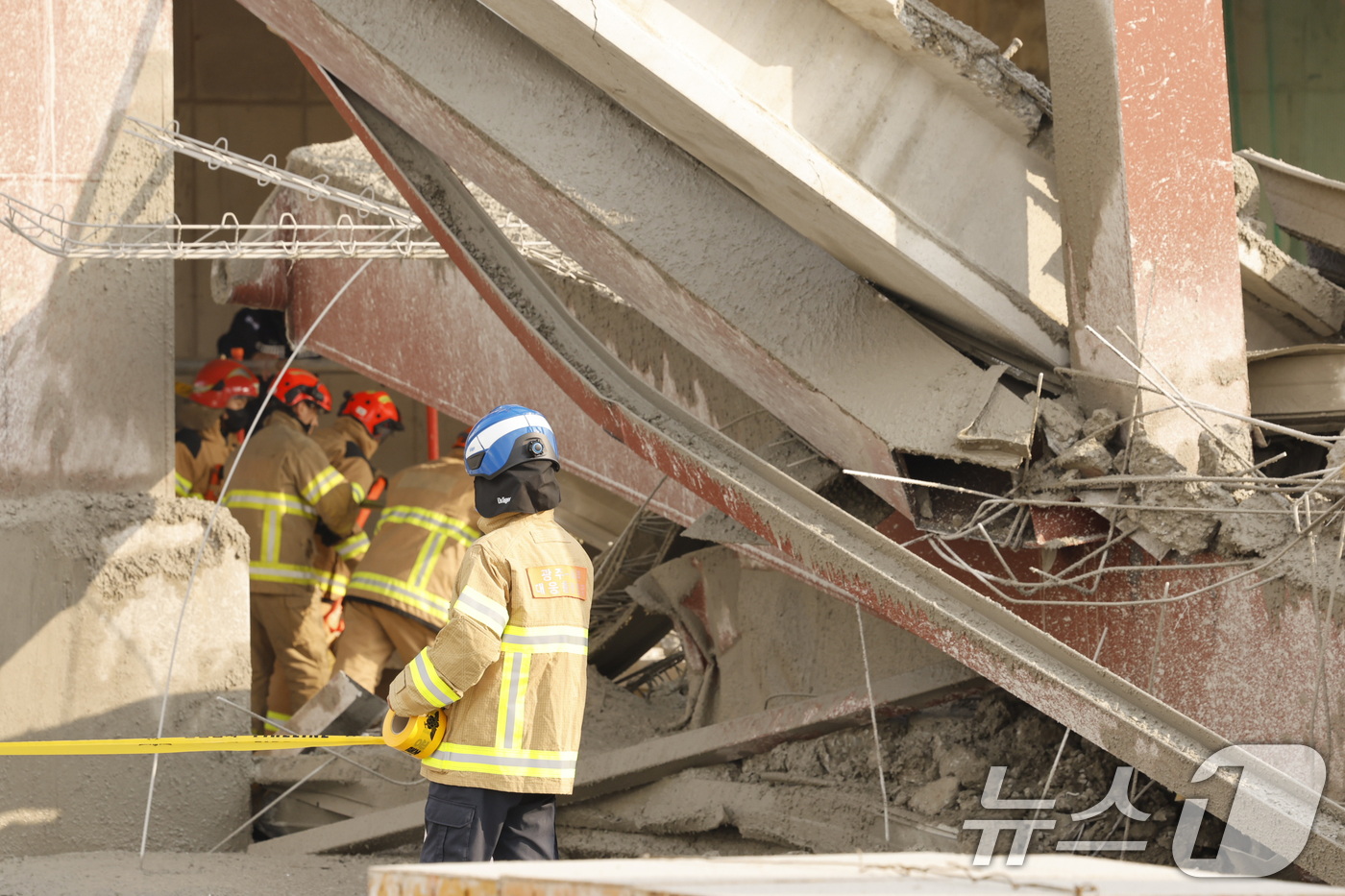 (광주=뉴스1) 김태성 기자 = 11일 오후 1시 58분쯤 광주 서구 치평동(상무지구)의 광주대표도서관 공사 현장에서 레미콘 타설 중 붕괴 사고가 발생해 4명이 매몰, 소방당국이 …