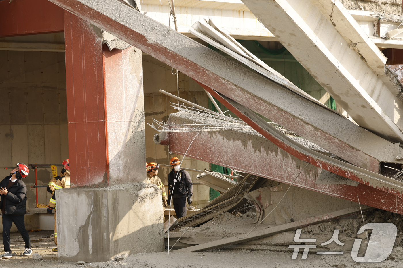 (광주=뉴스1) 김태성 기자 = 11일 오후 1시 58분쯤 광주 서구 치평동(상무지구)의 광주대표도서관 공사 현장에서 레미콘 타설 중 붕괴 사고가 발생해 4명이 매몰, 소방당국이 …