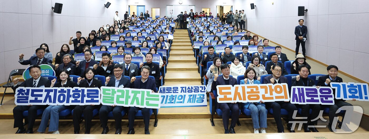 본문 이미지 - 안산선 지하화 통합개발사업 주민 소통 간담회 참석자들이 기념촬영을 하고 있다.&#40;경기도 제공. 재판매 및 DB금지&#41;