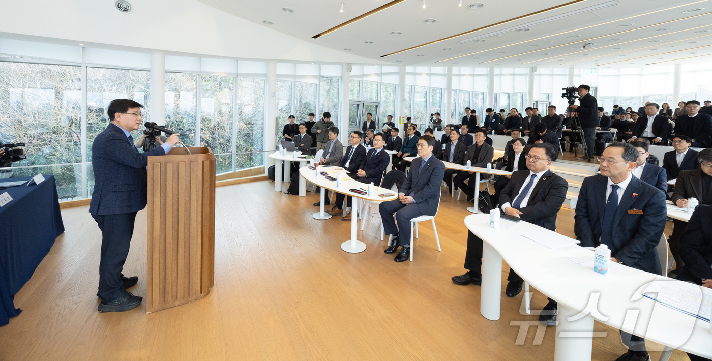 (서울=뉴스1) = 김성환 기후에너지환경부 장관이 11일 전남 해남군 솔라시도에서 열린 '기후에너지 현장대응 추진단 출범식'에 참석해 기념사를 하고 있다. (기후에너지환경부 제공. …