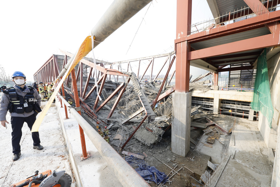 '쾅' 굉음에 전쟁난 줄…붕괴 현장 작업자들 동료 걱정 '발 동동'