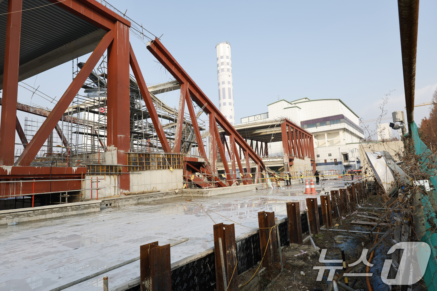 (광주=뉴스1) 김태성 기자 = 11일 오후 1시 58분쯤 광주 서구 치평동(상무지구)의 광주대표도서관 공사 현장에서 레미콘 타설 중 붕괴 사고가 발생해 4명이 매몰, 소방당국이 …