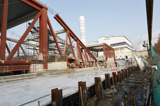 중간에서 무너져버린 구조물