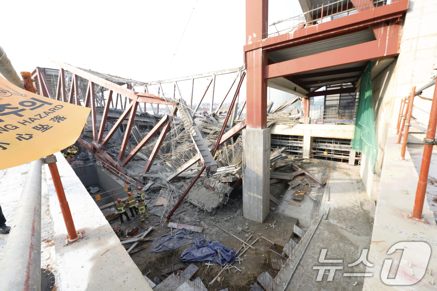 (광주=뉴스1) 김태성 기자 = 11일 오후 1시 58분쯤 광주 서구 치평동(상무지구)의 광주대표도서관 공사 현장에서 레미콘 타설 중 붕괴 사고가 발생해 4명이 매몰, 소방당국이 …