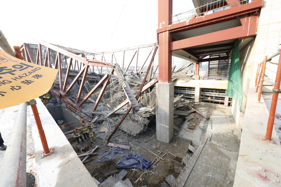 지하까지 무너진 공사현장