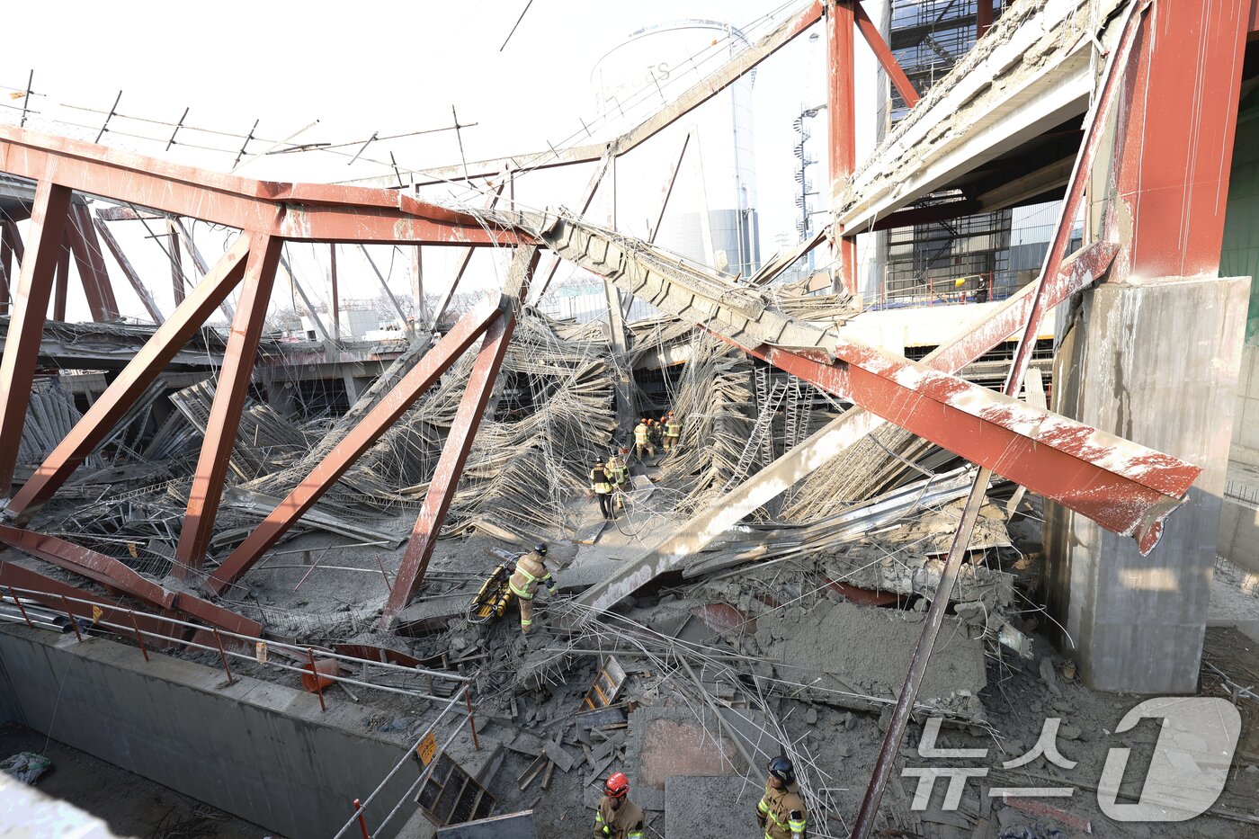 본문 이미지 - 11일 오후 1시 58분쯤 광주 서구 치평동&#40;상무지구&#41;의 광주대표도서관 공사 현장에서 레미콘 타설 중 붕괴 사고가 발생해 4명이 매몰, 소방당국이 구조작업을 하고 있다. 2025.12.11/뉴스1 ⓒ News1 김태성 기자