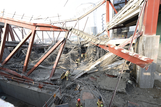 휘어져 내려앉은 철골구조물