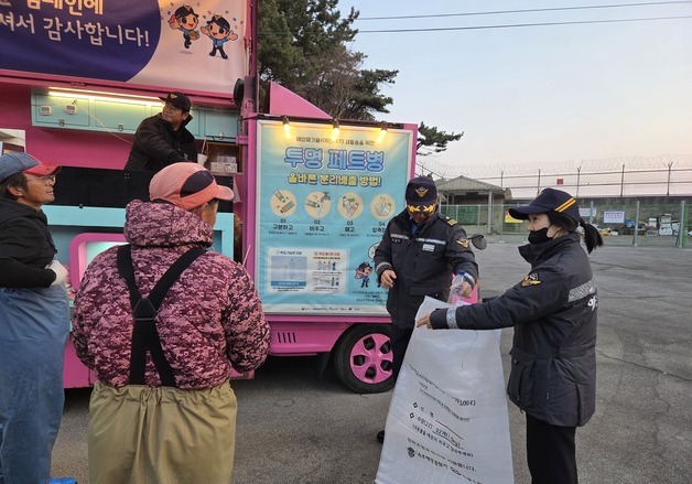 속초해경 "생수병 되가져와 자원으로"…'우생순' 캠페인