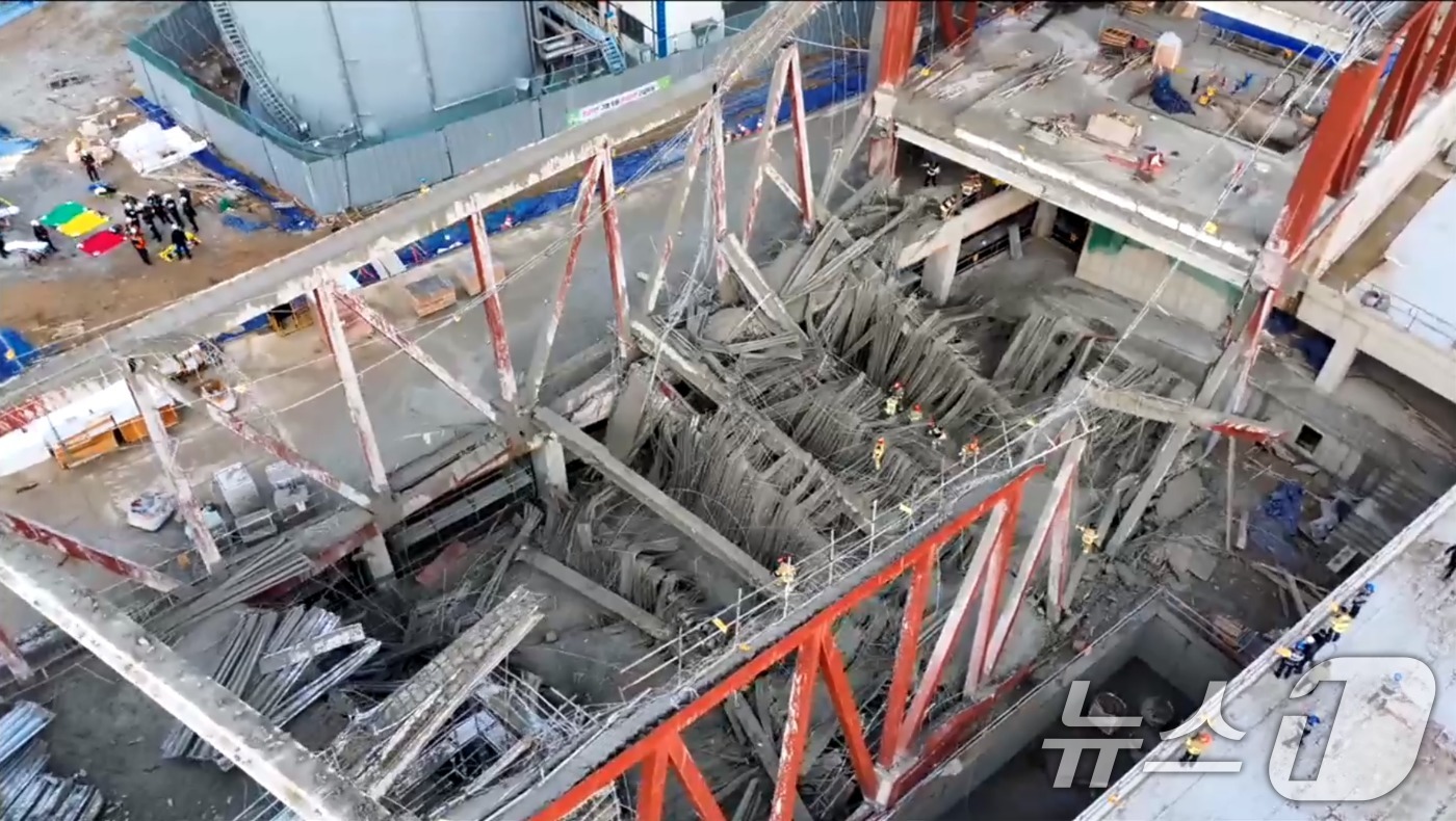 (광주=뉴스1) 이수민 기자 = 11일 오후 1시 58분쯤 광주 서구 치평동(상무지구)의 광주대표도서관 공사 현장에서 레미콘 타설 중 붕괴 사고가 발생해 4명이 매몰됐다. 사진은 …