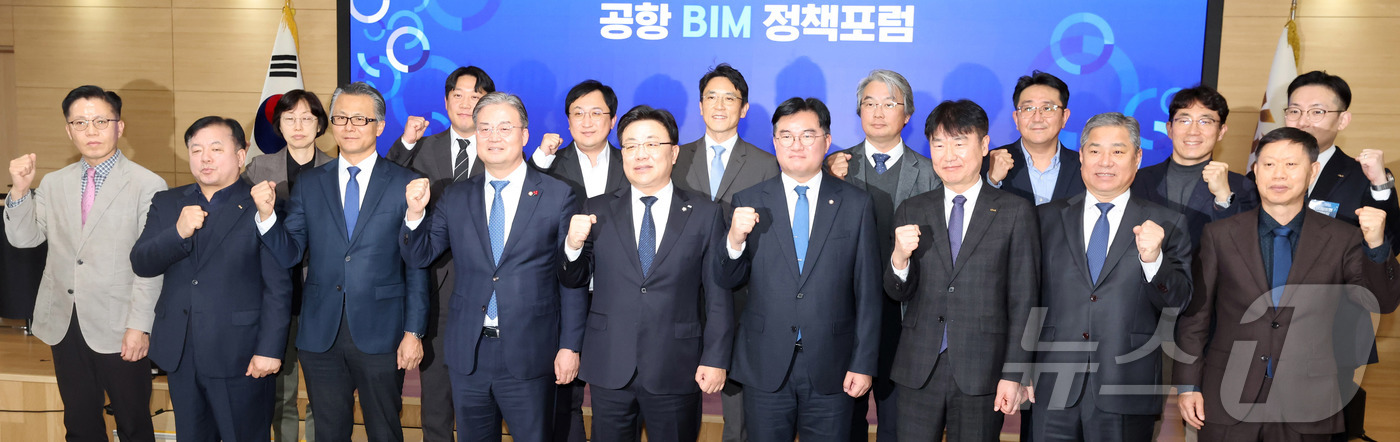 (인천공항=뉴스1) 공항사진기자단 = 이연희, 안태준, 정준호 국회 국토교통위원회 위원과 박재희 한국공항공사 사장직무대행을 비롯한 참석자들이 11일 서울 강서구 공항동 한국공항공사 …